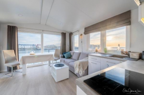 Top floor Apartment by the sea, Henningsvær